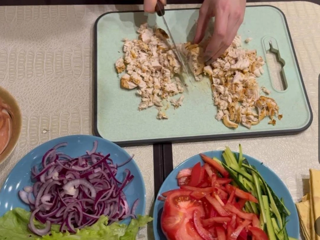 Куриное филе нарежьте небольшими кусочками и приступайте к сборке