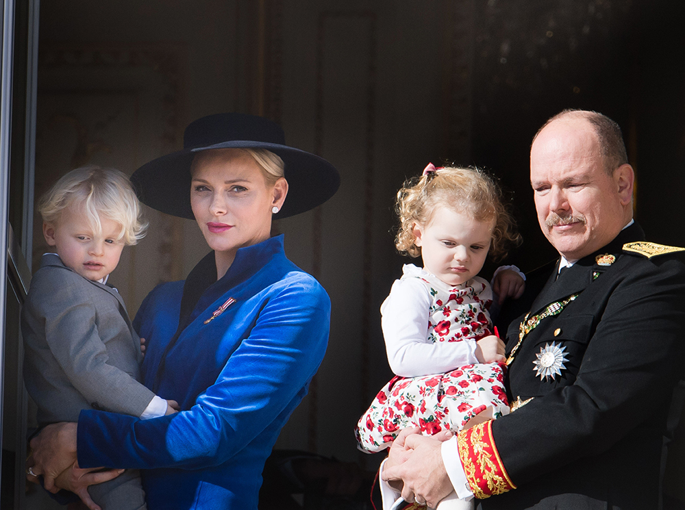 Князь Альбер II и княгиня Шарлен с детьми Жаком и Габриэллой | marieclaire.ru