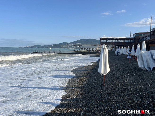 От пляжа осталась небольшая полоска | Источник: Анна Грицевич / SOCHI1.RU