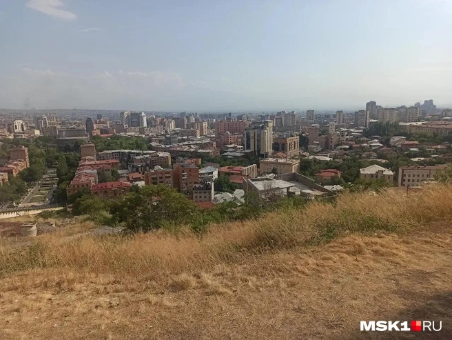 Панорама Еревана от дома-музея Шарля Азнавура | Источник: Дмитрий Капустин / MSK1.RU