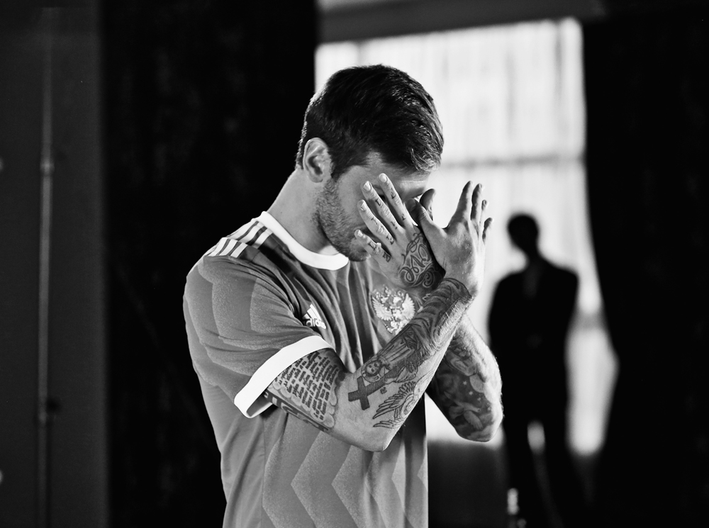 Федор Смолов на фотосессии сборной России по футболу | marieclaire.ru