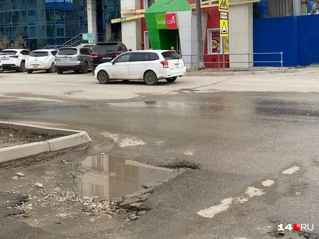 Заезд от Орджоникидзе ко двору тоже разбит. Это уже классика | Источник: Надежда Ефимова / 14.RU