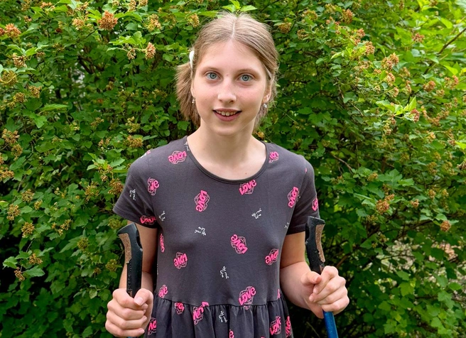 «Шанс победить боль и отложить костыли». 14-летней Тане нужна помощь в лечении | Источник: семейный архив