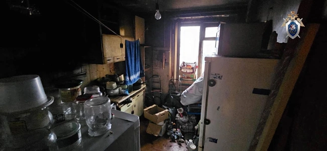 Гибель двоих в купчинской квартире с подозрительной канистрой стала уголовным делом. СК показал обстановку | Источник: Официальный канал Главного следственного управления Следственного комитета России по городу Санкт-Петербургу