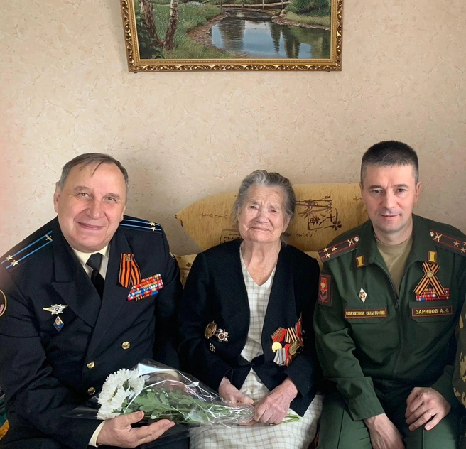 На День Победы ветерана&nbsp;Анфису Камшилову поздравляли руководители военного комиссариата области | Источник: предоставлено Иваном Камшиловым