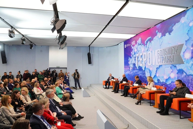Экспертная сессия о кино в Национальном центре «Россия» | Источник: Артем Рамазани-Зубов / MSK1.RU