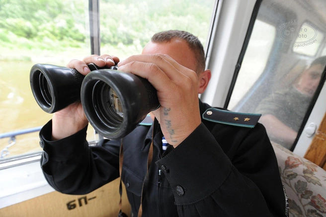 На руке прапорщика татуировка «За морские части пограничных войск!» | Источник: Евгений Епанчинцев