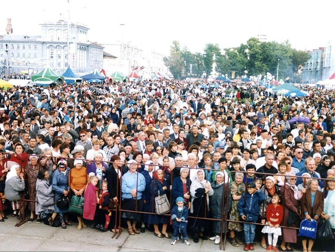 Площадь перед старым зданием театра Камала. 1995 год | Источник: tatmuseum.ru