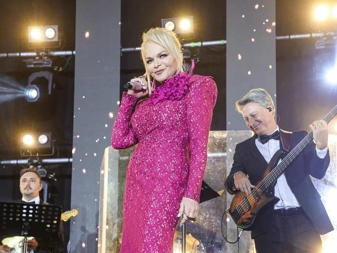 Лариса Долина остается в водовороте скандалов — на этот раз с угрозами убийством | Источник: larisa.dolina.official и kuchugova_design / Instagram (экстремистская организация, деятельность запрещена на территории РФ)