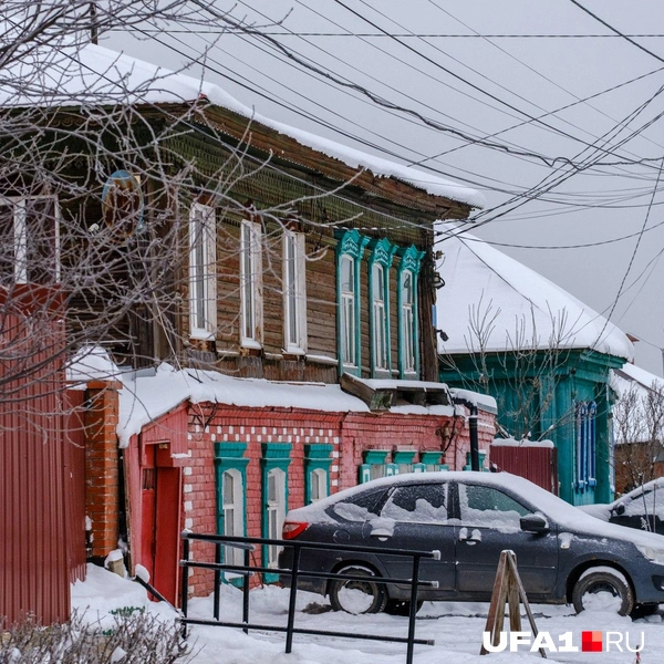 Частным дом&nbsp;— это всегда чистить снег самому | Источник: Булат Салихов / UFA1.RU