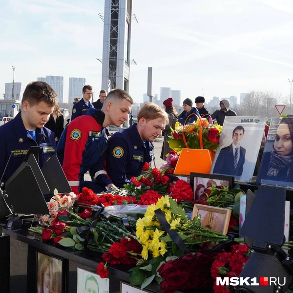 Спасатели также возложили цветы | Источник: Артем Рамазани-Зубов / MSK1.RU