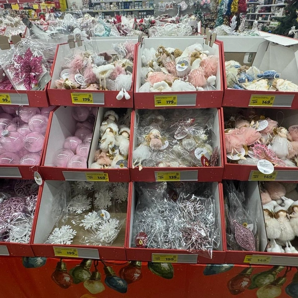 Сейчас есть всевозможные игрушки — сосульки, медведи, пряники, цветы, снежинки | Источник: Дарья Гранкина / 26.RU