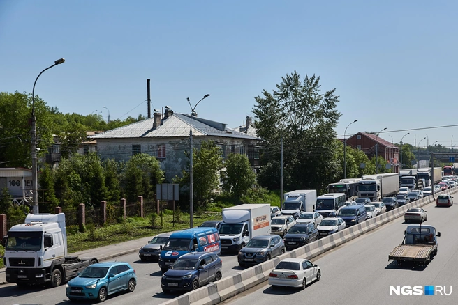 Пробки на Большевистской действительно приносят много неудобств горожанам  | Источник: Александр Ощепков / NGS.RU