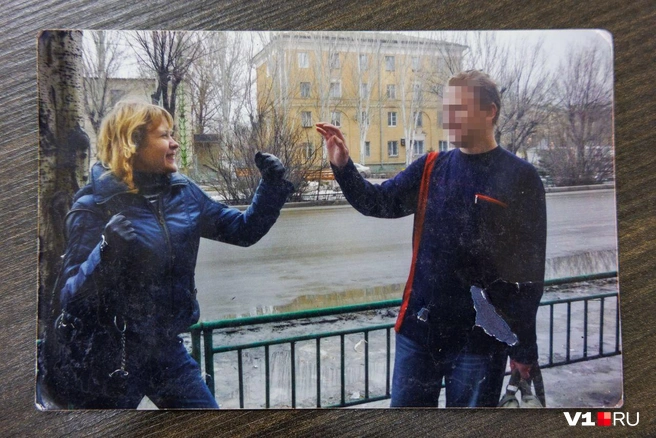 На фото — Елена с другом в центре Волгограда | Источник: Алексей Волхонский / V1.RU