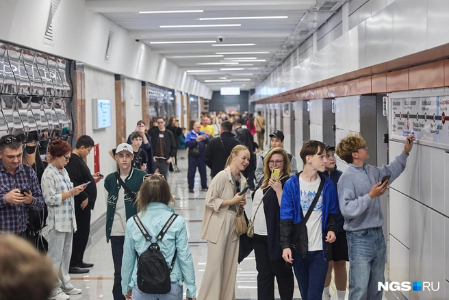 Некоторые пассажиры выходят на Спортивной, чтобы сделать фото, а потом едут дальше | Источник: Александр Ощепков / NGS.RU