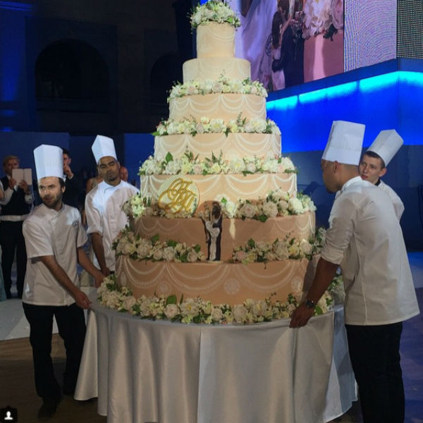 Огромный семиярусный торт от Александра Селезнева весил 300 кг!