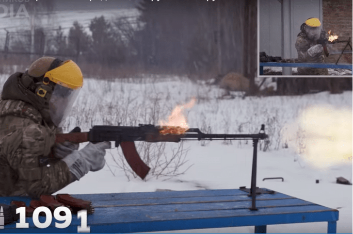 Сколько патронов надо отстрелять, чтобы «убить» ручной пулемет Калашникова? (видео)
