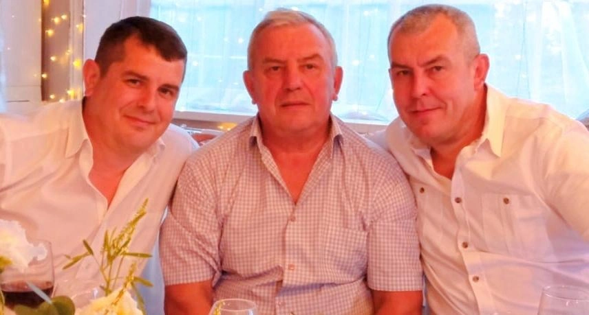 На фото Александр с папой и братом  | Источник: Александр Новиков / Vk.com