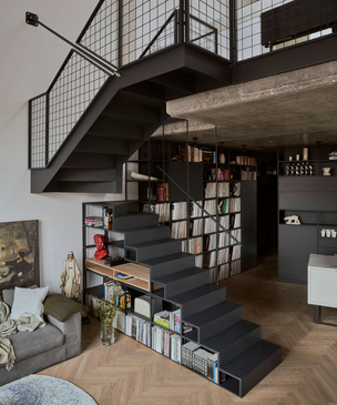 Архитекторы построили в городской квартире лестницу и антресоль — вот, как это выглядит