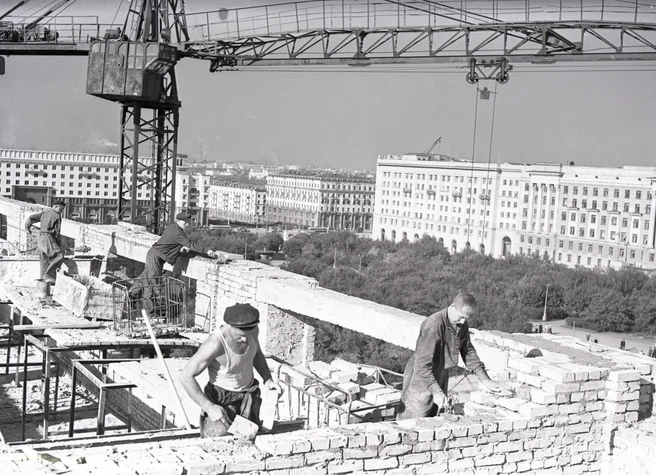 1950-е годы. Рабочие строят здание на площади Революции, 2, в настоящее время&nbsp;это администрация города | Источник: В. Георгиев, фонды ОГАЧО