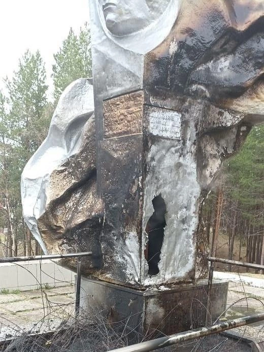 Вот каким стал памятник после поджога | Источник: Юлия Син