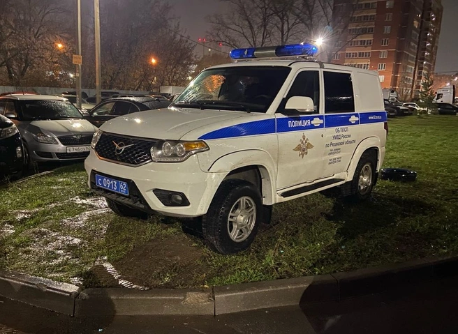 В Рязани засняли полицейский автомобиль, припаркованный на газоне | ya62.ru