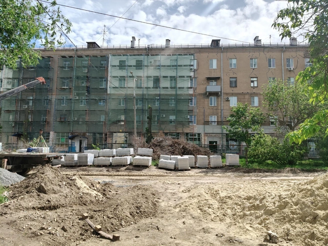 Жители надеются, что дом покрасят полностью, а не частично | Источник: Мария Умнова / V1.RU