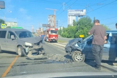 ДТП на Малышевском мосту: столкнулись две легковушки, встали трамваи