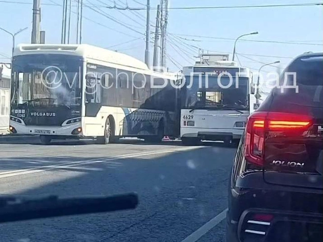На фотографии, опубликованной очевидцами, видно расположение транспортных средств после аварии | Источник: «Волгоград» / Telegram