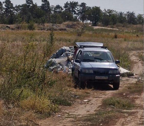 В Волгограде водитель легковушки вывалил строительный мусор на Лысой горе — видео 