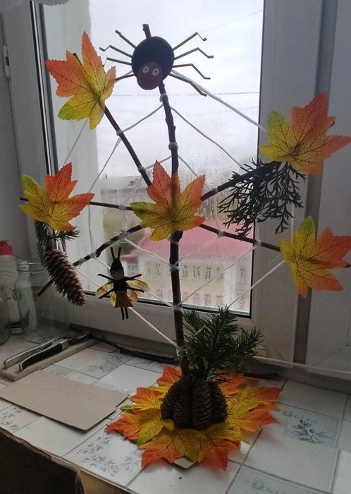 Сцена из «Мухи-Цокотухи» — до спасения героини смелым комариком совсем недолго | Источник: ИНЮ / t.me