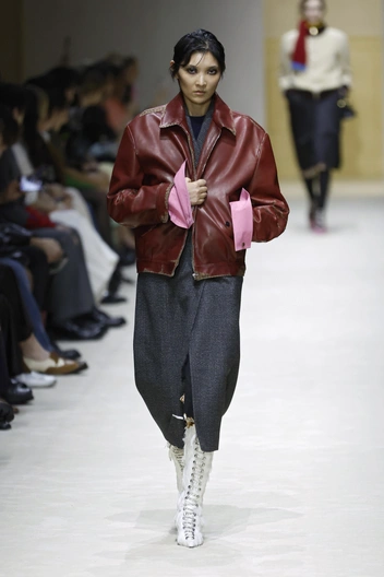 Первый (второй, третий и четвертый) выход Беллы Хадид на шоу Prada Первый (второй, третий и четвертый) выход Беллы Хадид на шоу Prada