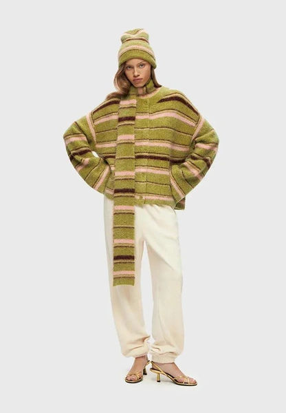 Эти шарфы выведут ваши зимние образы на новый уровень: 10 самых классных вариантов