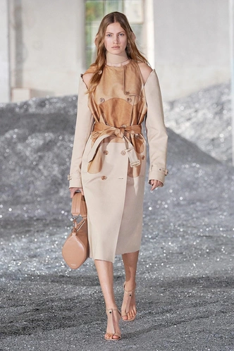 Тренч Burberry в коллекции 2021 года
