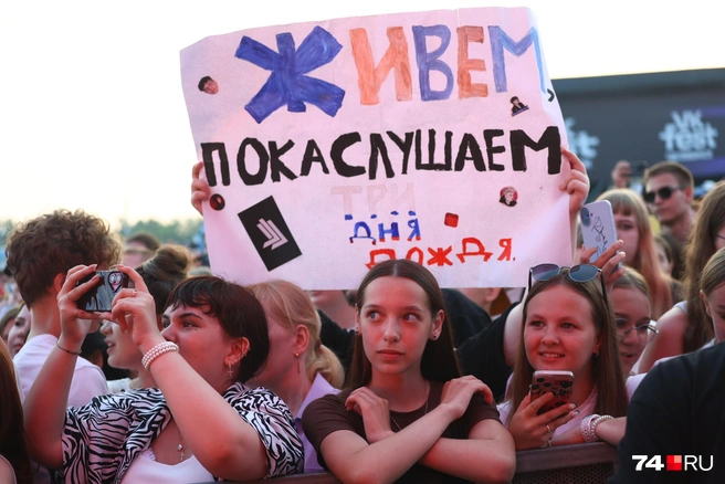 Самые стойкие ждали своих кумиров | Источник: Михаил Шилкин