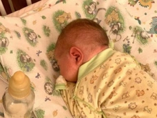 У младенца, которого нашли в коробке на трассе, появились родители