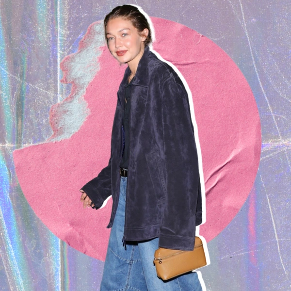 Темно-синий + карамельно-коричневый — красивое сочетание цветов на зиму 2025/26 от Джиджи Хадид | Источник: theGirl