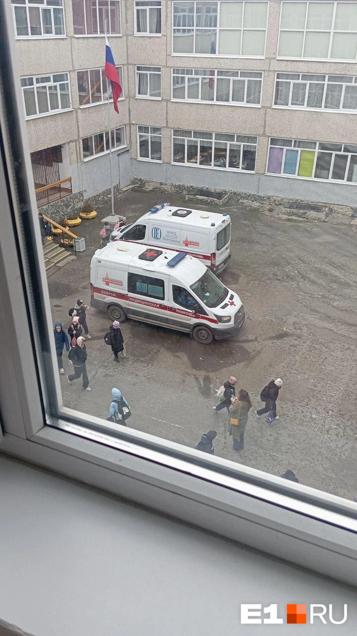 Судя по тому, что скорых стало меньше, кого-то из детей увезли в больницу | Источник: читатель E1.RU