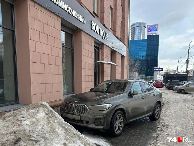 По-видимому, для крупного кроссовера не нашлось места на близлежащей парковке. | Источник: читатель 74.RU