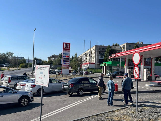 Чиновники попросили еще неделю для ликвидации очередей на заправках | Источник: Андрей Петров / V1.RU