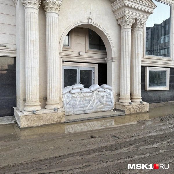 Так предприниматели защищают свои помещения от воды | Источник: Иветта Авраамова / MSK1.RU
