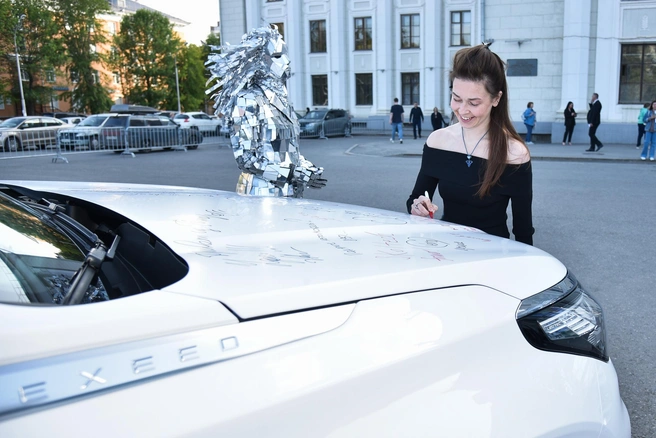 Друзья VERRA оставили теплые пожелания на автомобиле | Источник: VERRA