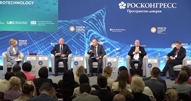 Мария Воронцова провела сессию на ПМЭФ | Источник: forumspb.com