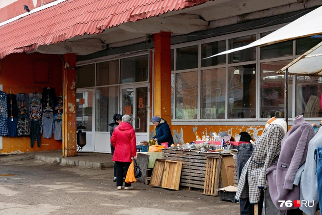 Есть и те, кто торгует продуктами прямо на улице | Источник: Кирилл Поверинов / 76.RU