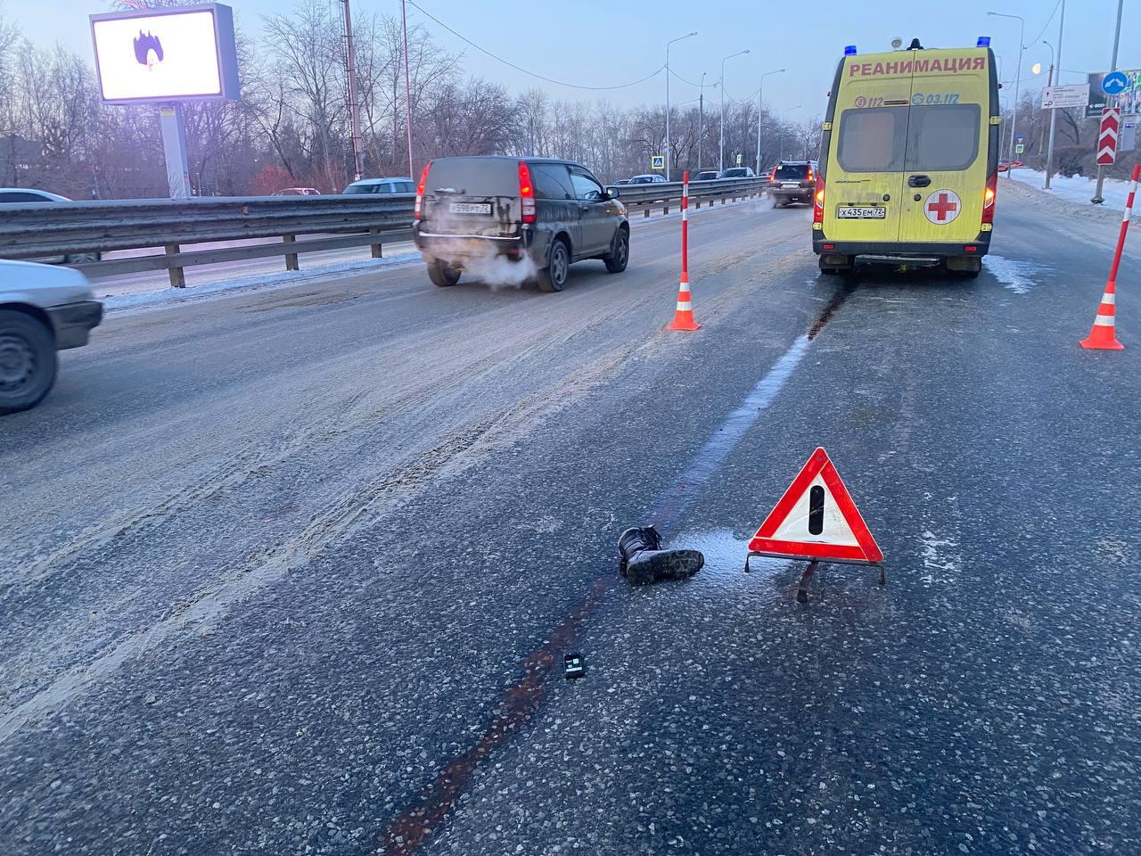 В Тюмени машина скорой помощи насмерть сбила пешехода