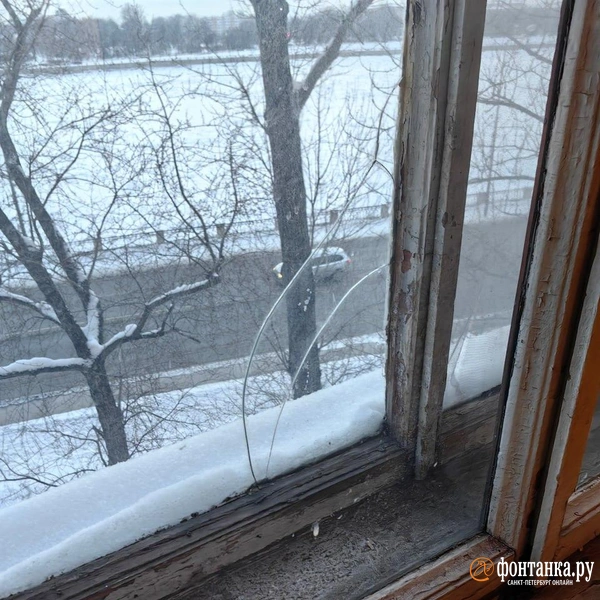 Окно с трещиной в стекле и гнилой рамой в комнате, которую чиновники называют пригодной для проживания. | Источник: «Фонтанка.ру»