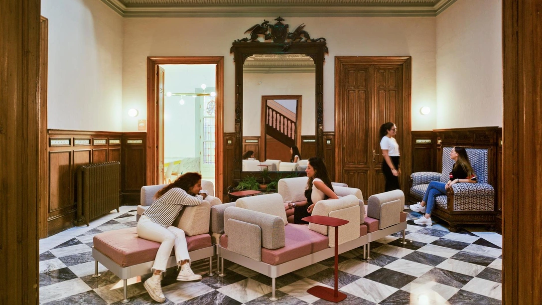 Яркое студенческое общежитие в Гранаде (фото 0) | Источник: Давид Фрутос