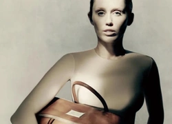 4 причины, почему у Maison Margiela никогда не было амбассадоров — и одна причина, почему он появился в 2025 году