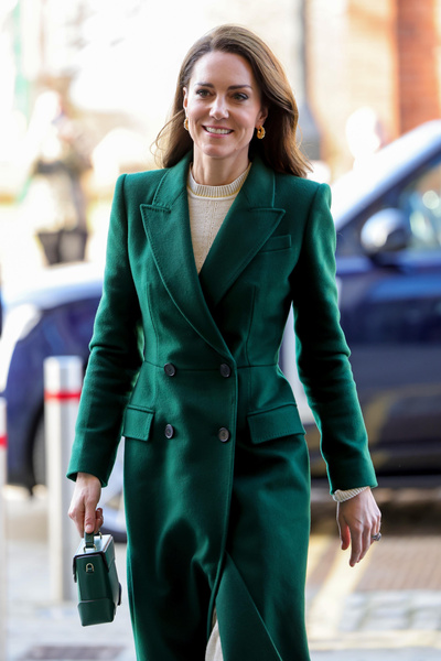 «Заряжена на богатство и изобилие»: Кейт Миддлтон в пальто зеленого цвета, который в 2023 году принесёт всем женщинам финансы