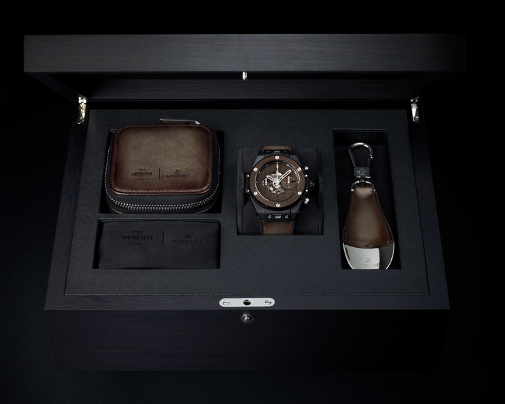 Hublot и Berluti представили хронограф с кожаными циферблатом, безелем и ремешком
